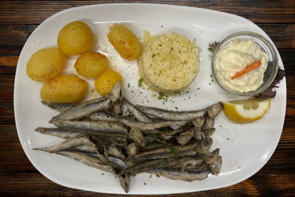gebackene-sprotten-mit-kartoffeln-reis-knoblauchsauce Gebackene Sprotten mit Salzkartoffeln, Reis und cremigem Knoblauchdip – serviert mit Zitronenscheibe.