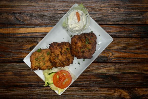 der-grieche-restaurant-kolokithokeftedes-zucchini-puffer-griechisch Knusprige Zucchini-Puffer (Kolokithokeftedes) mit Tzatziki und frischem Gemüse.