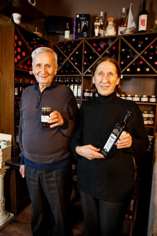griechisches-restaurant-in-asbeck–eltern- präsentieren-authentisches- olivenoel-und-honig-aus -griechenland Die Eltern der Inhaber des Restaurants „Der Grieche unter den Linden“ präsentieren griechische Spezialitäten im hauseigenen Feinkostbereich.